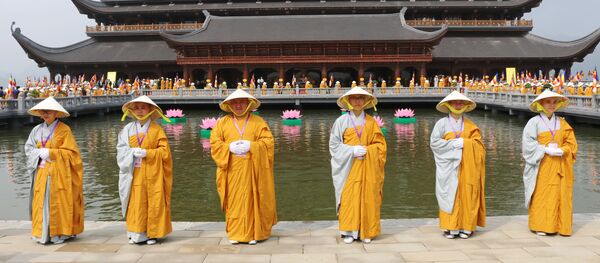 Không khí khai mạc Vesak 2019 trước Trung tâm Hội nghị chùa Tam Chúc - Sputnik Việt Nam