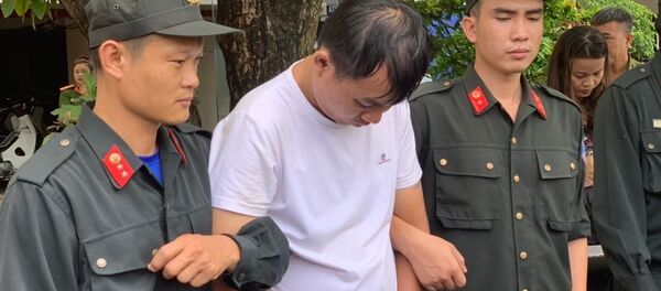 Liu Minh Yang (quốc tịch Đài Loan, áo trắng) là đối tượng chủ mưu bị lực lượng chức năng bắt giữ. - Sputnik Việt Nam