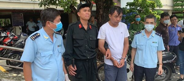 Liu Minh Yang (quốc tịch Đài Loan, áo trắng) là đối tượng chủ mưu bị lực lượng chức năng bắt giữ.  - Sputnik Việt Nam