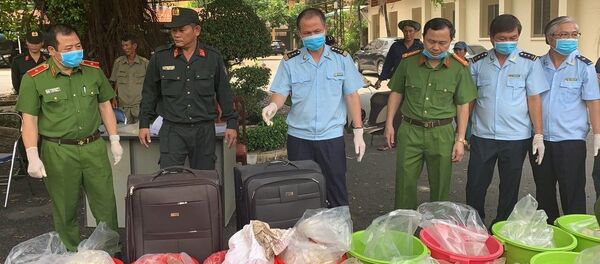 Lực lượng chức năng thu giữ tang vật của chuyên án.  - Sputnik Việt Nam