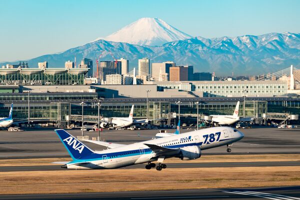 Quang cảnh sân bay quốc tế Tokyo và núi Phú Sĩ - Sputnik Việt Nam