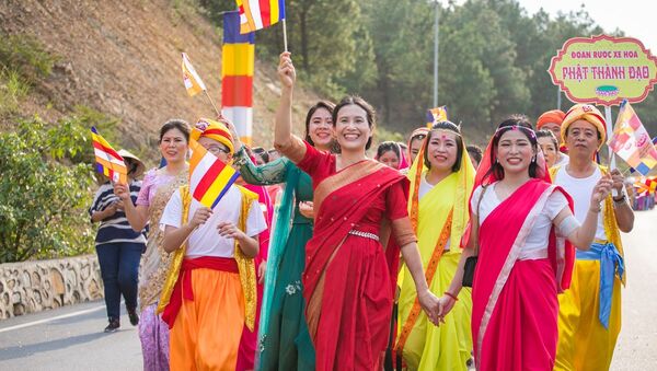 Bà Phạm Thị Yến xuất hiện trong lễ diễu hành chào mừng Vesak 2019 của chùa Ba Vàng - Sputnik Việt Nam