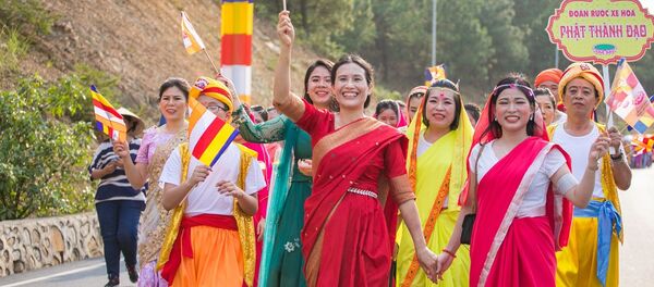 Bà Phạm Thị Yến xuất hiện trong lễ diễu hành chào mừng Vesak 2019 của chùa Ba Vàng - Sputnik Việt Nam