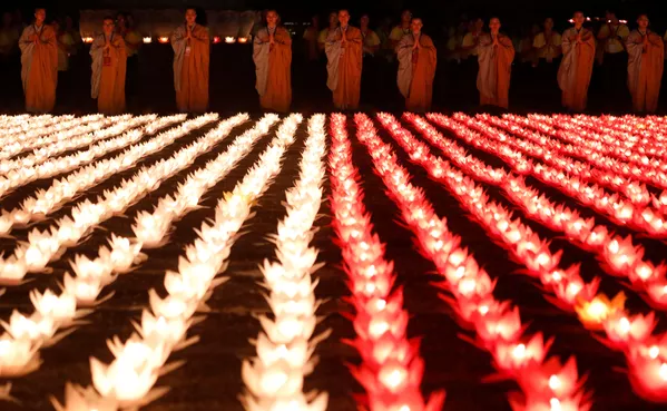 Các Phật tử trong buổi đại lễ Phật đản Vesak tại Việt Nam Các Phật tử trong buổi đại lễ Phật đản Vesak tại Việt Nam - Sputnik Việt Nam