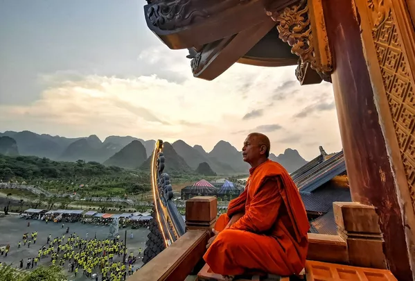 Một sư tăng ngắm cảnh đẹp kỳ vĩ của chùa Tam Chúc. Một sư tăng ngắm cảnh đẹp kỳ vĩ của chùa Tam Chúc. - Sputnik Việt Nam