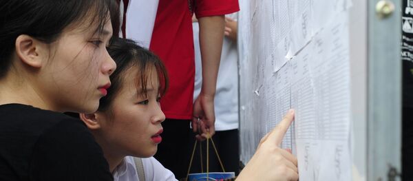 Những thí sinh dò điểm thi - Sputnik Việt Nam
