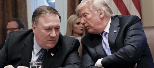 Donald Trump và Mike Pompeo - Sputnik Việt Nam