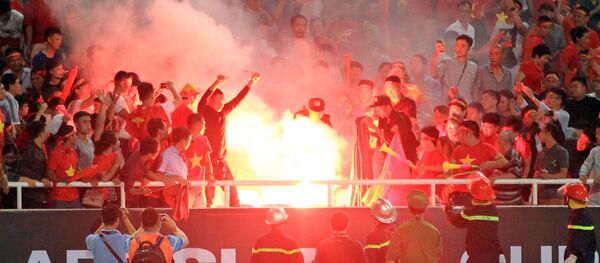 4 quả pháo sáng được đốt ở sân Mỹ Đình 4 quả pháo sáng được đốt ở sân Mỹ Đình - Sputnik Việt Nam