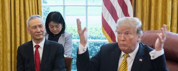Tổng thống Mỹ Donald Trump tiếp Phó thủ tướng Trung Quốc Lưu Hạc tại Washington, năm 2019 - Sputnik Việt Nam