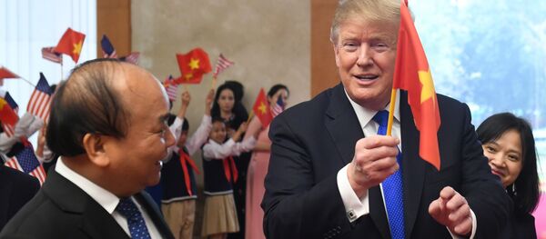 Tổng thống Mỹ Donald Trump vẫy lá cờ Việt Nam trong cuộc gặp với Thủ tướng Nguyễn Xuân Phúc Tổng thống Mỹ Donald Trump vẫy lá cờ Việt Nam trong cuộc gặp với Thủ tướng Nguyễn Xuân Phúc - Sputnik Việt Nam