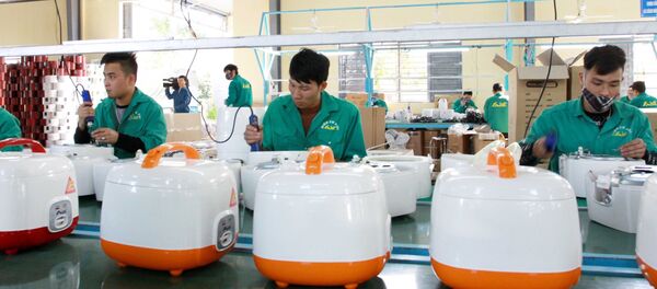 Sản xuất đồ điện gia dụng tại Công ty TNHH Điện cơ AIDI Khu công nghiệp Gia Lễ ,thị trấn Đông Hưng, tỉnh Thái Bình.  - Sputnik Việt Nam