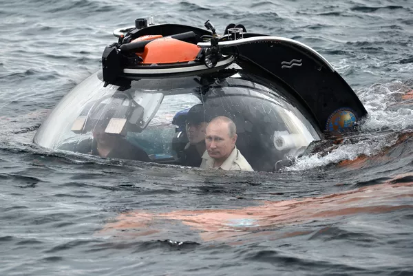 Tổng thống Putin lặn xuống nước thăm chiếc tàu ngầm bị chìm trong chiến tranh Tổng thống Putin lặn xuống nước thăm chiếc tàu ngầm bị chìm trong chiến tranh - Sputnik Việt Nam