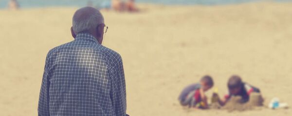 Người đàn ông cao tuổi trên bãi biển - Sputnik Việt Nam