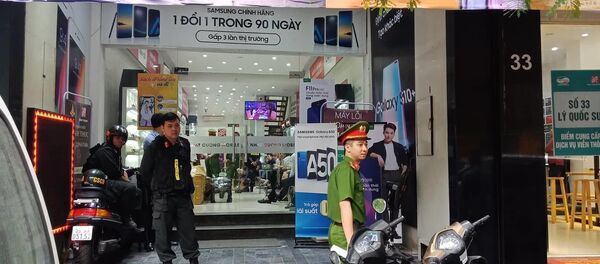 Địa điểm 33 Lý Quốc Sư được khám xét dưới sự bảo vệ nghiêm ngặt của cảnh sát cơ động Địa điểm 33 Lý Quốc Sư được khám xét dưới sự bảo vệ nghiêm ngặt của cảnh sát cơ động - Sputnik Việt Nam