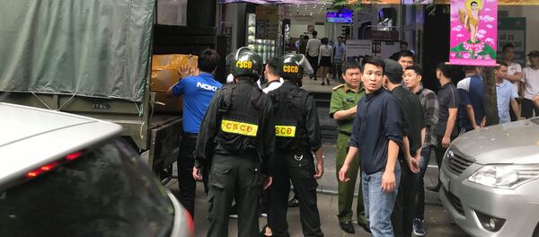 Công an thu giữ nhiều giấy tờ tài liệu sau khi tiến hành khám xét Nhật Cường Mobile tại Lý Quốc Sư - Sputnik Việt Nam