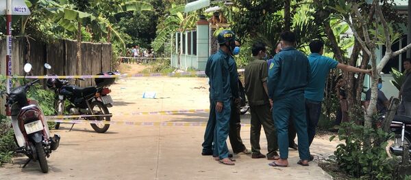 Vụ hai thi thể bị đổ bê tông: Lối ra vào con hẻm bị lực lượng chức năng phong toả để tiến hành khám nghiệm hiện trường, thu thập dấu vết, điều tra vụ việc. - Sputnik Việt Nam