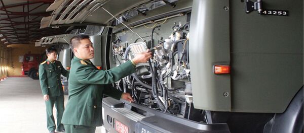 Lái xe Nguyễn Vũ Lực , thuộc Ban Tham mưu, Trung đoàn Vận tải 652, Cục Hậu cần, Quân khu 2 kiểm tra kỹ tình trạng kỹ thuật của xe  - Sputnik Việt Nam