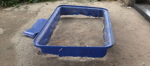 Một phần chiếc thùng lớn chứa thi thể thứ nhất được phát hiện trong đêm 15/5.  - Sputnik Việt Nam