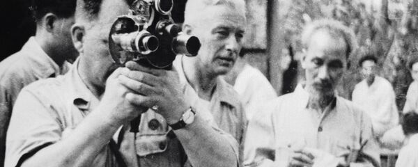 Chủ tịch Hồ Chí Minh, nhà quay phim Roman Karmen và Vladimir Yeshurin, năm 1954 - Sputnik Việt Nam