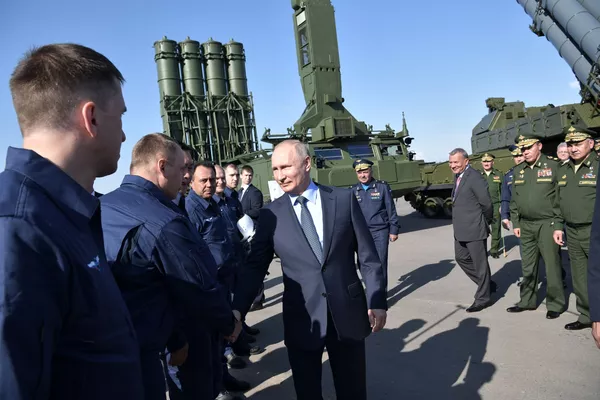 Tổng thống Nga Vladimir Putin bắt tay với đội phi công lái máy bay chiến đấu Su-57 tháp tùng Chuyên cơ 1 trên đường bay đến Akhtubinsk Tổng thống Nga Vladimir Putin bắt tay với đội phi công lái máy bay chiến đấu Su-57 tháp tùng Chuyên cơ 1 trên đường bay đến Akhtubinsk - Sputnik Việt Nam