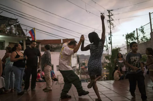 Mọi người nhảy múa trên quảng trường ở Caracas, Venezuela Mọi người nhảy múa trên quảng trường ở Caracas, Venezuela - Sputnik Việt Nam