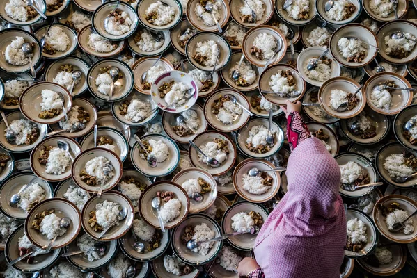 Người phụ nữ Indonesia chuẩn bị bữa ăn tối trong tháng Ramadan tại nhà thờ Hồi giáo Jogokariyan ở Yogyakarta Người phụ nữ Indonesia chuẩn bị bữa ăn tối trong tháng Ramadan tại nhà thờ Hồi giáo Jogokariyan ở Yogyakarta - Sputnik Việt Nam