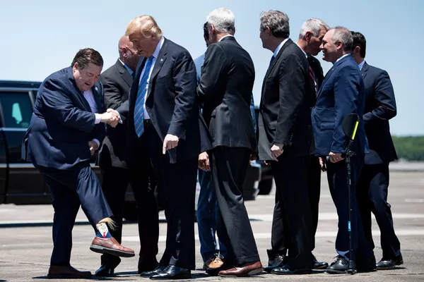Phó thống đốc bang Louisiana Billy Nungesser khoe với Tổng thống Donald Trump đôi tất dệt chân dung của ông tại sân bay Lake Charles Phó thống đốc bang Louisiana Billy Nungesser khoe với Tổng thống Donald Trump đôi tất dệt chân dung của ông tại sân bay Lake Charles - Sputnik Việt Nam