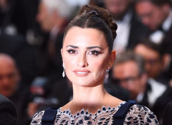 Nữ nghệ sĩ Penelope Cruz trên thảm đỏ tại Liên hoan phim quốc tế Cannes lần thứ 72 - Sputnik Việt Nam