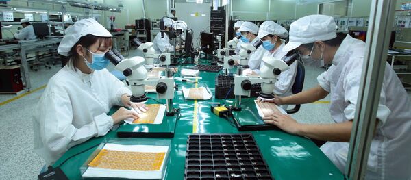 Sản xuất linh kiện điện tử tại Công ty TNHH 4P tại xã Vĩnh Khúc, huyện Văn Giang.  - Sputnik Việt Nam