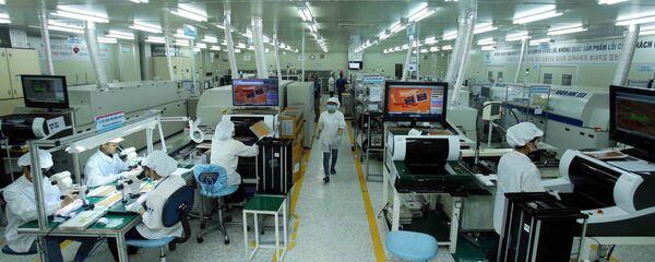 Sản xuất linh kiện điện tử tại Công ty TNHH 4P tại xã Vĩnh Khúc, huyện Văn Giang. - Sputnik Việt Nam