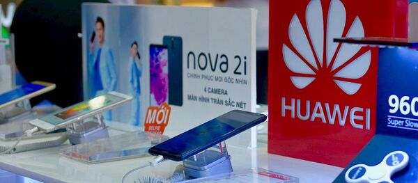 Smartphone Huawei được trưng bày trên quầy tại một siêu thị di động - Sputnik Việt Nam