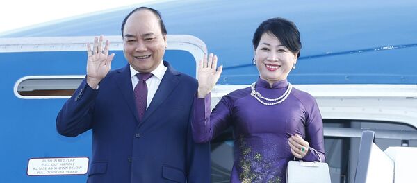 Lễ đón Thủ tướng Nguyễn Xuân Phúc và Phu nhân tại sân bay Pulkovo 1.  - Sputnik Việt Nam