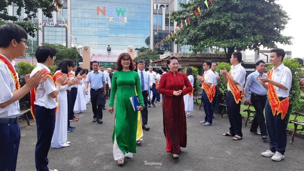 Bà Nguyễn Thị Yến Trinh (áo dài xanh), Hiệu trưởng trường THPT chuyên Lê Hồng Phong đón tiếp Chủ tịch Quốc hội Nguyễn Thị Kim Ngân trong ngày khai giảng 5/9/2018 - Sputnik Việt Nam