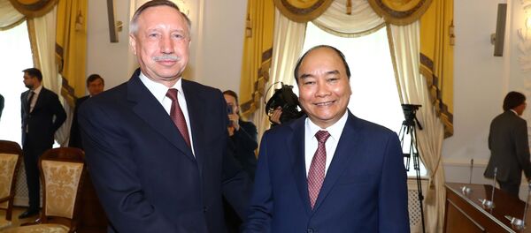 Sáng 21/5/2019, tại Thành phố Saint Petersburg, Liên bang Nga, Thủ tướng Nguyễn Xuân Phúc gặp Quyền Thống đốc Saint Petersburg Beglov A.D.  - Sputnik Việt Nam