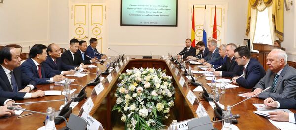 Sáng 21/5/2019, tại Thành phố Saint Petersburg, Liên bang Nga, Thủ tướng Nguyễn Xuân Phúc gặp Quyền Thống đốc Saint Petersburg Beglov A.D.  - Sputnik Việt Nam