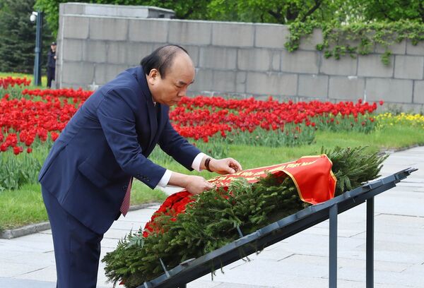 Thủ tướng Nguyễn Xuân Phúc thăm một số địa chỉ đỏ tại Saint Petersburg - Sputnik Việt Nam