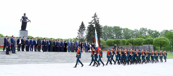 Thủ tướng Nguyễn Xuân Phúc đến đặt vòng hoa tại Khu tưởng niệm – Nghĩa trang Piskaryoskoe. - Sputnik Việt Nam