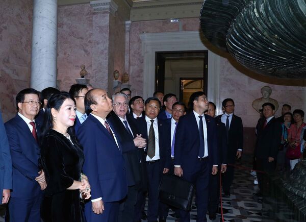 Thủ tướng Nguyễn Xuân Phúc thăm một số địa chỉ đỏ tại Saint Petersburg - Sputnik Việt Nam