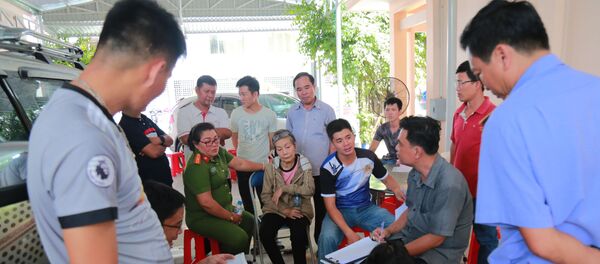 Công an làm việc với đối tượng Trịnh Thị Hồng Hoa, thu giữ nhiều tài liệu liên quan đến giáo phái lạ  - Sputnik Việt Nam