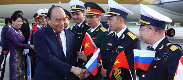 Lễ đón Thủ tướng Nguyễn Xuân Phúc và Phu nhân tại sân bay Pulkovo 1.  - Sputnik Việt Nam