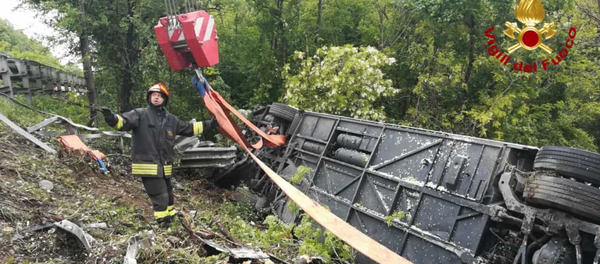 Tại Italia, xe buýt chở khách du lịch bị lật Tại Italia, xe buýt chở khách du lịch bị lật - Sputnik Việt Nam