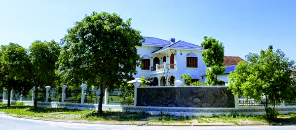 Hai thửa đất đô thị (lô A51 và lô A52, phường Tân Thạnh, TP Tam Kỳ) diện tích 1.261 m2 được hộ gia đình bà Nguyễn Thị Ánh - vợ của nguyên Bí thư Tỉnh ủy Quảng Nam Vũ Ngọc Hoàng nhận chuyển nhượng xây biệt thự hiện nay. - Sputnik Việt Nam