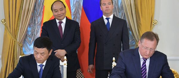 sau cuộc hội đàm, công ty Zarubezhneft (Nga) và PVEP Việt Nam (thành viên Ptro Vietnam) đã ký một thỏa thuận về việc chuyển nhượng cổ phần trong khối 09-2 / 09 trên thềm lục địa Việt Nam. sau cuộc hội đàm, công ty Zarubezhneft (Nga) và PVEP Việt Nam (thành viên Ptro Vietnam) đã ký một thỏa thuận về việc chuyển nhượng cổ phần trong khối 09-2 / 09 trên thềm lục địa Việt Nam. - Sputnik Việt Nam