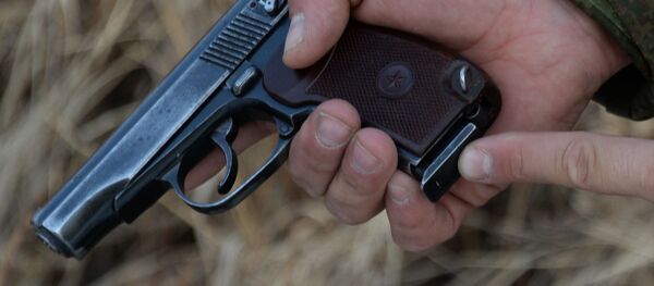 Участник во время открытого чемпионата Тихоокеанского флота по прикладной стрельбе Участник во время открытого чемпионата Тихоокеанского флота по прикладной стрельбе - Sputnik Việt Nam