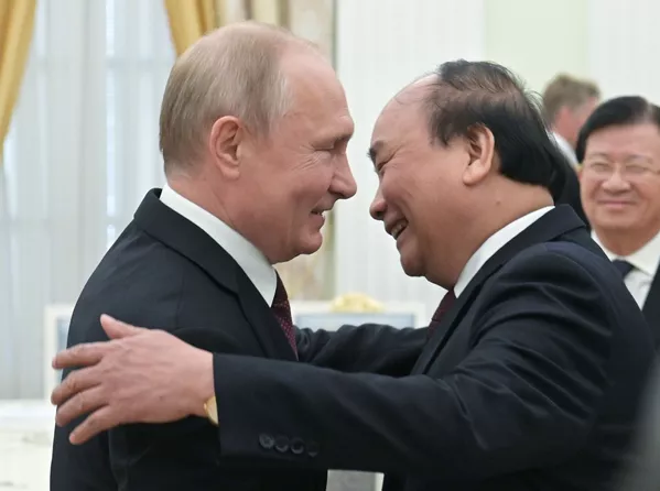 Tổng thống Nga Vladimir Putin gặp Thủ tướng Việt Nam Nguyễn Xuân Phúc. Tổng thống Nga Vladimir Putin gặp Thủ tướng Việt Nam Nguyễn Xuân Phúc. - Sputnik Việt Nam