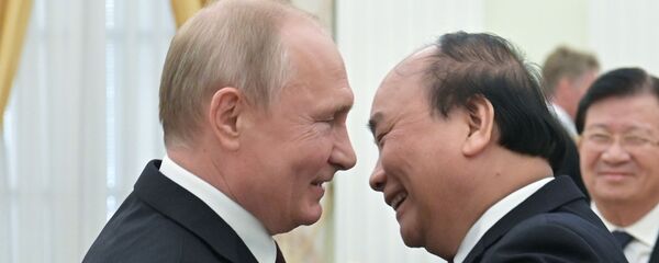 Tổng thống Nga Vladimir Putin gặp Thủ tướng Việt Nam Nguyễn Xuân Phúc - Sputnik Việt Nam