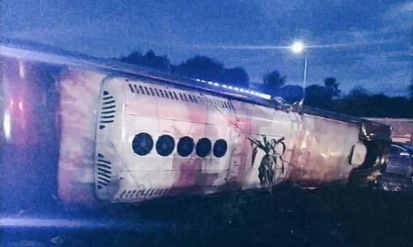 Lật xe khách tại Đồng Nai, 2 người chết, 17 người bị thương - Sputnik Việt Nam