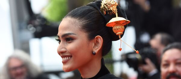 Hoa hậu Việt Nam Trương Thị May trên thảm đỏ bộ phim Oh Mercy! (Tiếng Pháp: Roubaix, une lumière) tại Liên hoan phim quốc tế Cannes lần thứ 72. - Sputnik Việt Nam