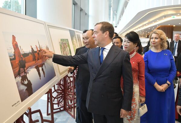 Thủ tướng Nga Dmitry Medvedev và Thủ tướng Việt Nam Nguyễn Xuân Phúc cùng các phu nhân tham quan triển lãm tại sảnh Phòng hòa nhạc Zaryadye trong khuôn khổ Năm chéo hữu nghị Nga Việt  - Sputnik Việt Nam