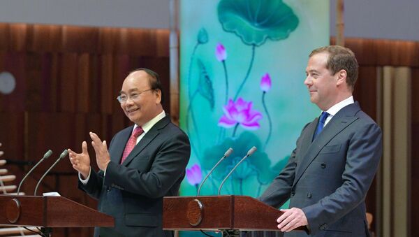 Thủ tướng Dmitry Medvedev và Thủ tướng Việt Nam Nguyễn Xuân Phúc tại Phòng hòa nhạc Zaryadye, dự lễ khai mạc Năm chéo hữu nghị Nga Việt 2019-2020 - Sputnik Việt Nam